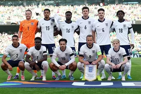 اكتشفوا وجوده أثناء عزف النشيد.. مشجع يتسلل إلى ملعب مباراة أيرلندا وإنجلترا (صور)